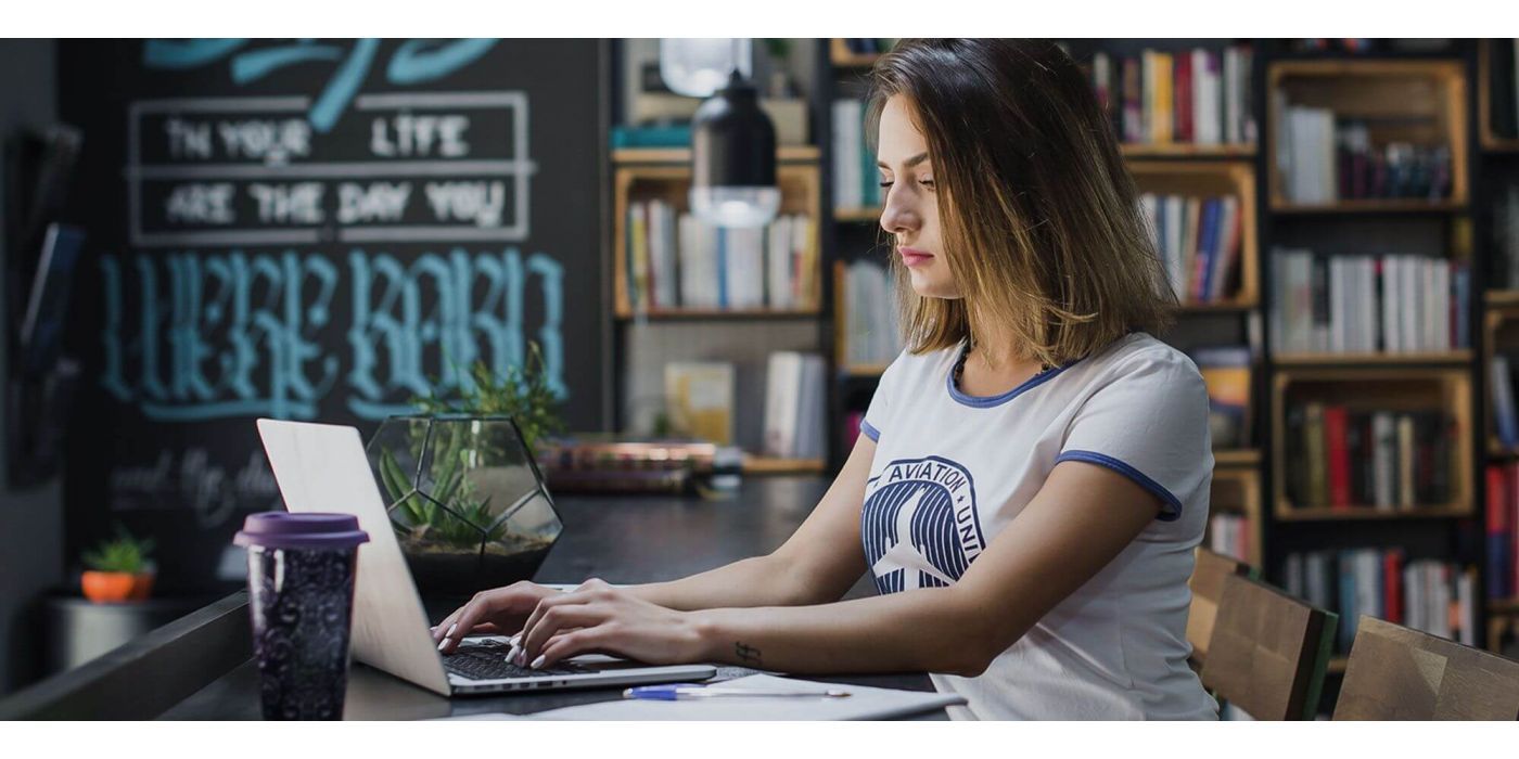 Nous construisons une organisation pour aider les gens à apprendre en ligne.